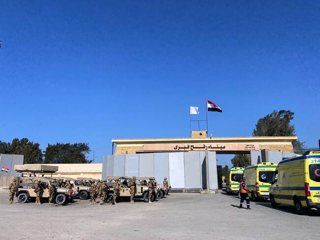 Entrada de ambulancias a la Franja de Gaza. (Foto: Mahmoud Khaled/Getty Images)