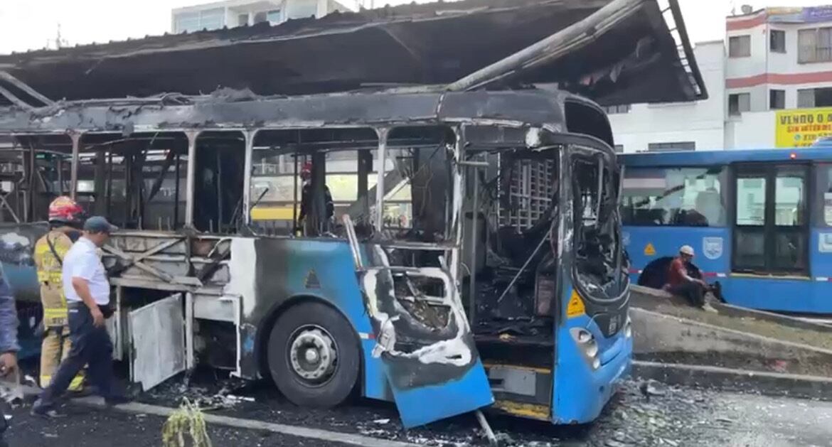 Bus articulado del MIO fue consumido por las llamas en el norte de Cali. Foto: W Radio.