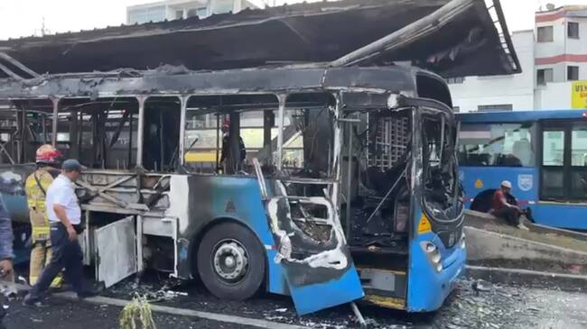 Bus articulado del MIO fue consumido por las llamas en el norte de Cali. Foto: W Radio.