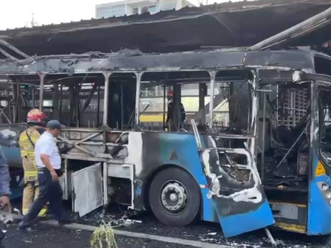 Bus articulado del MIO fue consumido por las llamas en el norte de Cali. Foto: W Radio.