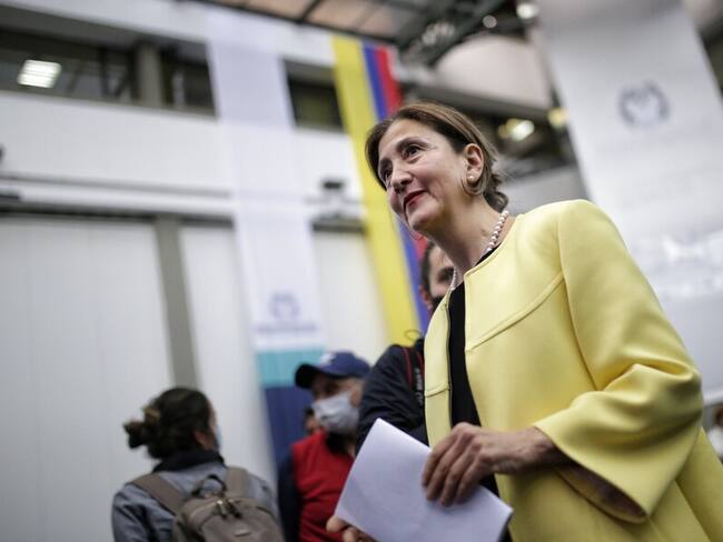 “La línea roja es la frontera que aquí no entran maquinarias”: Ingrid Betancourt, tras acercamientos con el uribismo