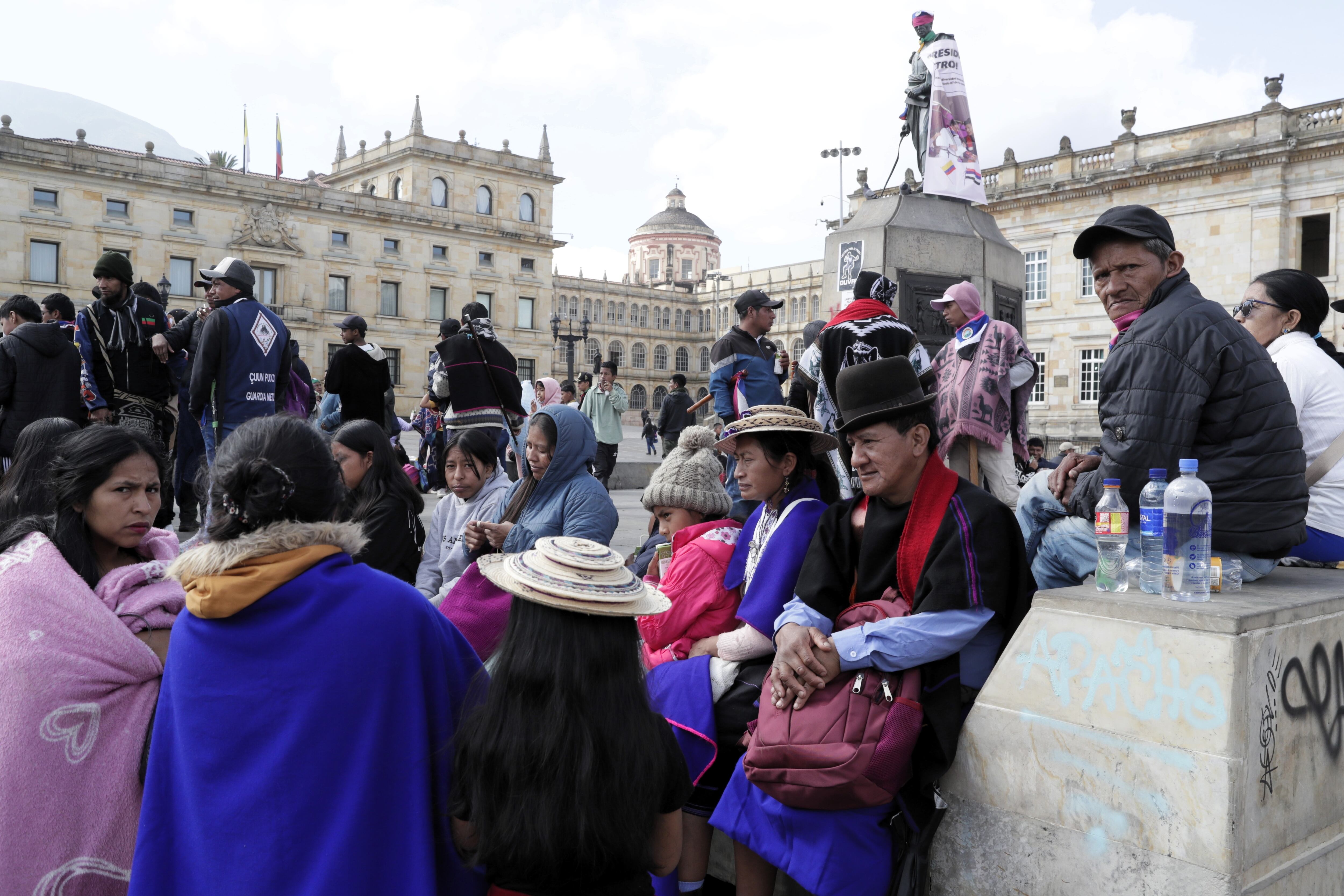 Indígenas se reúnen en la Plaza de Bolívar en Bogotá. EFE/ Carlos Ortega