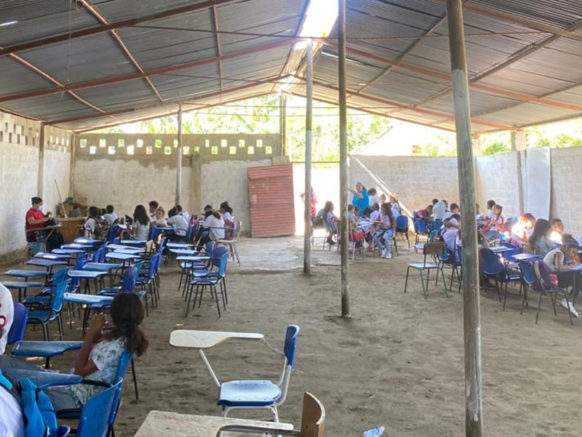Estudiantes de Zona Bananera reciben clases en local usado para las fiestas patronales
