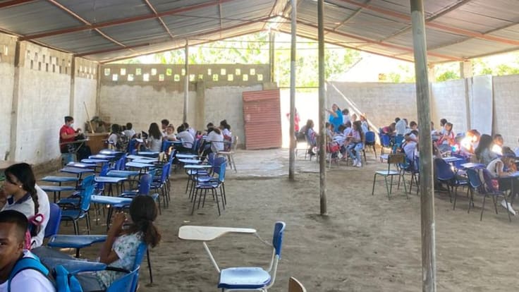 Estudiantes de Zona Bananera reciben clases en local usado para las fiestas patronales