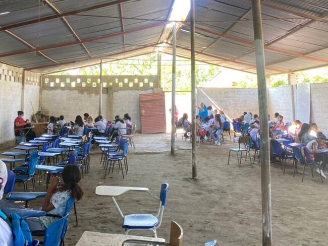 Estudiantes de Zona Bananera reciben clases en local usado para las fiestas patronales