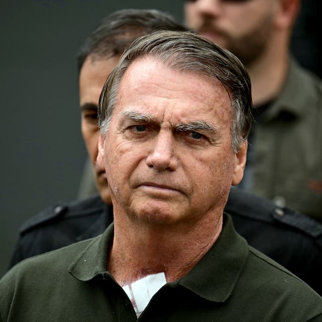 (FILES) Former Brazilian President (2019-2022) Jair Bolsonaro leaves the DF Star hospital in Brasilia on September 14, 2025, after undergoing a series of medical examinations, as he remains under house arrest. Former Brazilian president Jair Bolsonaro's lawyers on October 27, 2025, filed an appeal against his 27-year prison sentence for a botched coup bid after his 2022 election loss. (Photo by Pablo PORCIUNCULA / AFP)