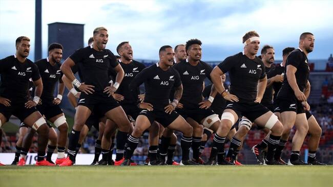 El equipo realizó un ‘Haka’ en honor al que algunos consideran el mejor futbolista de la historia. Foto: Getty Images