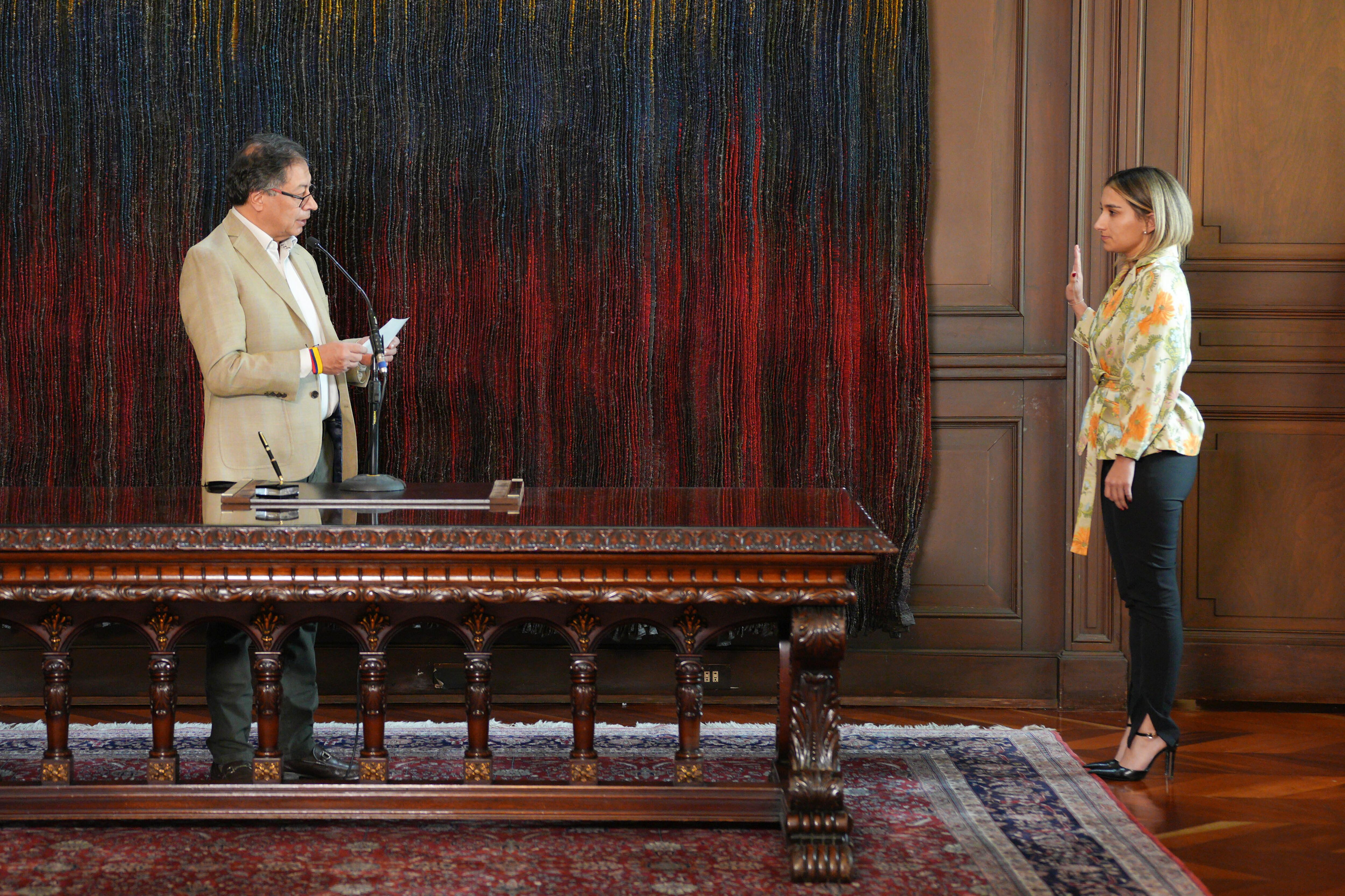 Gustavo Petro mientras toma el juramento a Laura Sarabia cómo directora del Departamento Administrativo de la Presidencia de la República | Foto: Presidencia
