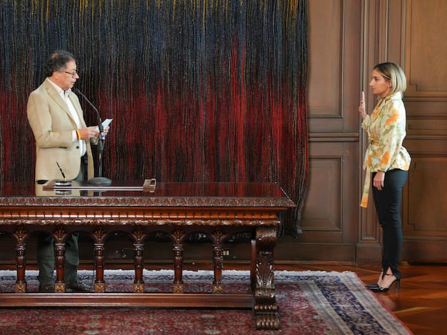 Gustavo Petro mientras toma el juramento a Laura Sarabia cómo directora del Departamento Administrativo de la Presidencia de la República | Foto: Presidencia