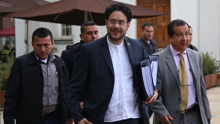 Cepeda dijo que "advertimos que todo esto puede estar dirigido a acelerar una medida arbitraria para poner en libertad al exsenador Uribe". Foto: Colprensa