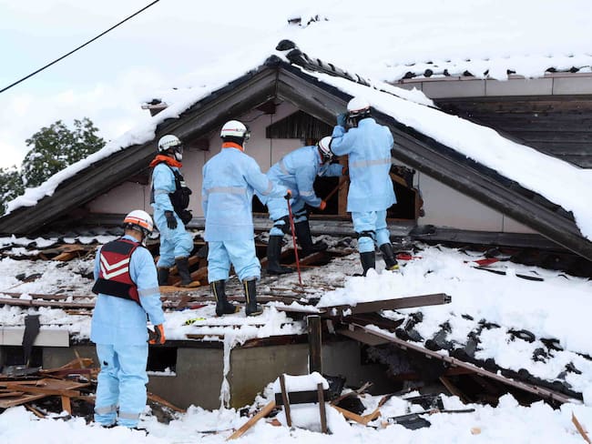 Suzu (Japan), 07/01/2024.- Firefighters search for missing persons under snowfall in Suzu, Ishikawa Prefecture, Japan, 08 January 2024. According to latest data by the Ishikawa Prefecture Government, at least 168 people were killed and 323 persons are still missing following a magnitude 7 earthquake (the USGS listed the earthquake as 7.6 magnitude) which occurred on 01 January. About 28,000 residents in Ishikawa Prefecture have evacuated to 355 makeshift evacuation centers. (Terremoto/sismo, Japón) EFE/EPA/JIJI PRESS JAPAN OUT EDITORIAL USE ONLY