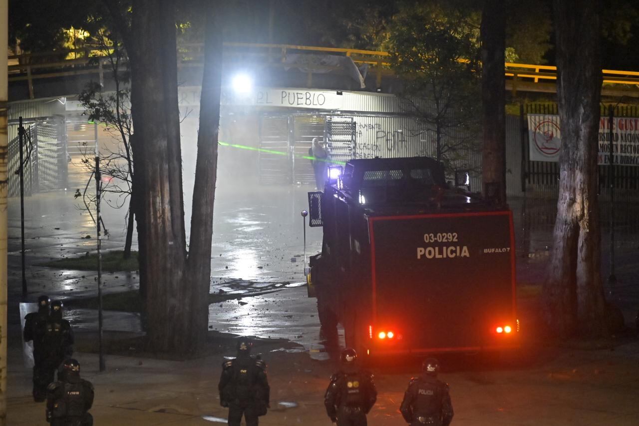 Enfrentamiento de encapuchados y la UNDMO en la Universidad Nacional.