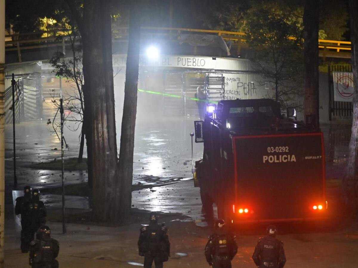 Enfrentamientos de encapuchados y UNDMO en Universidad Nacional, tras elección de rector