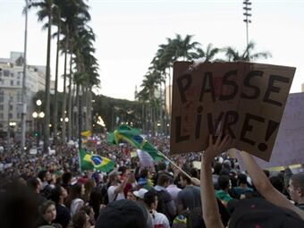 Manifestantes protestan contra el aumento de la tarifa de autobús, frente la catedral da Sé en Sao Paulo (Brasil). Foto: EFE.