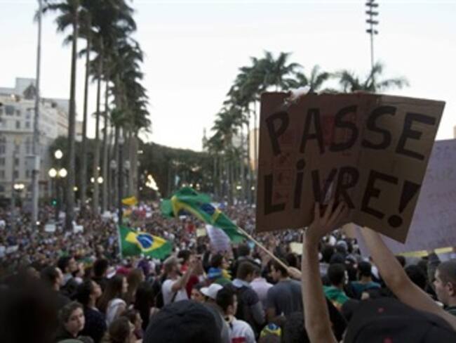 Manifestantes protestan contra el aumento de la tarifa de autobús, frente la catedral da Sé en Sao Paulo (Brasil). Foto: EFE.