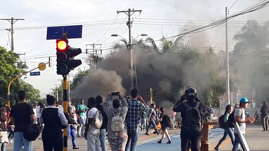 Judicializarán a vándalos que pintaron en buses del MIO durante protesta estudiantil . Foto: La Wcon Julio Sánchez Cristo