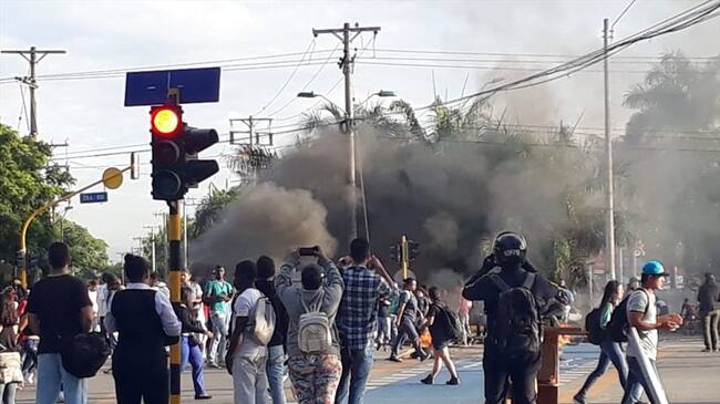 Judicializarán a vándalos que pintaron en buses del MIO durante protesta estudiantil . Foto: La Wcon Julio Sánchez Cristo