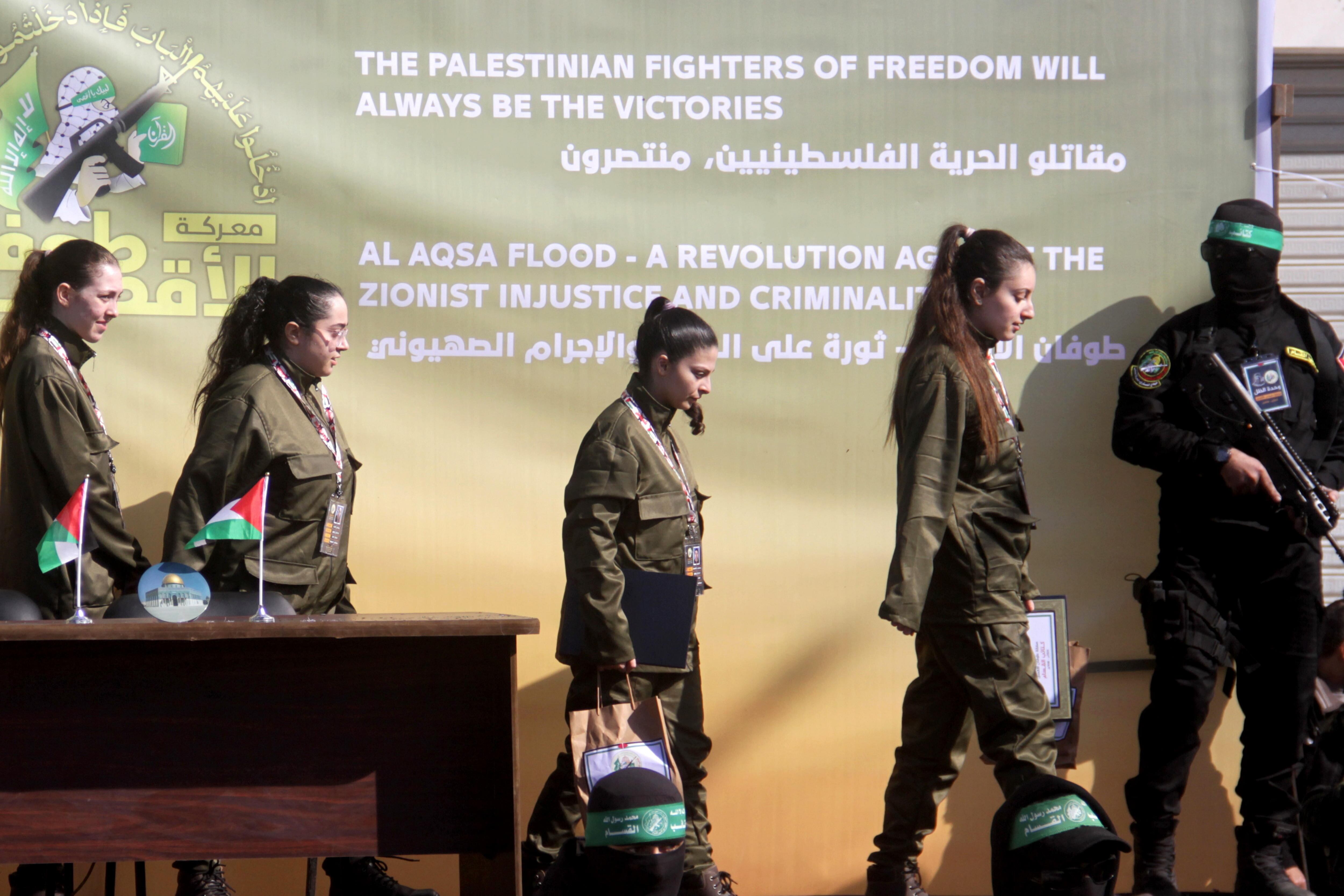 Gaza City (-), 25/01/2025.- (L-R) Israeli hostages Naama Levy, Liri Albag, Daniella Gilboa and Karina Ariev walk off a stage before being delivered to the representative of the International Committee of the Red Cross (ICRC) by Hamas militants, as they are released from the Gaza Strip, in Gaza City, 25 January 2025. The four Israeli hostage soldiers Liri Albag, Naama Levy, Karina Ariev, and Daniella Gilboa, were taken hostage from an intelligence outpost near the Israeli Gaza border during the Hamas-led attack on 07 October 2023. Israel and Hamas implemented the first phase of a hostage release and ceasefire deal on 19 January 2025. EFE/EPA/STRINGER
