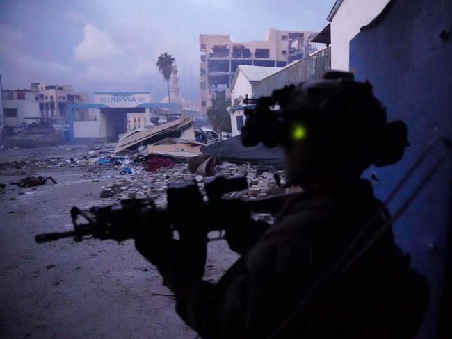 GAZA, 10/02/2024.- El Ejército israelí aseguró este sábado que combatientes del grupo islamista palestino Hamás emplearon oficinas de la sede de la agencia de la ONU para los refugiados palestinos (UNRWA) en el norte de Gaza para sus operaciones y mostró armamento supuestamente hallado en su interior. EFE/Ejército Israelí -SOLO USO EDITORIAL/SOLO DISPONIBLE PARA ILUSTRAR LA NOTICIA QUE ACOMPAÑA (CRÉDITO OBLIGATORIO)-
