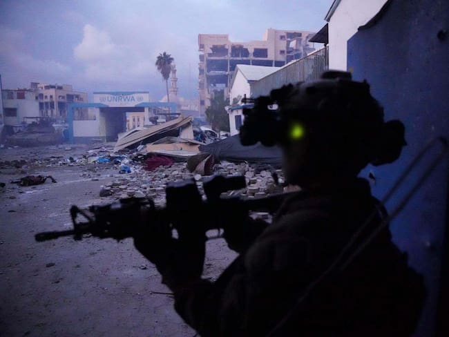 El Ejército israelí aseguró que combatientes del grupo islamista palestino Hamás emplearon oficinas de la sede de la agencia de la ONU para los refugiados palestinos (UNRWA) en el norte de Gaza para sus operaciones y mostró armamento supuestamente hallado en su interior. EFE/Ejército Israelí