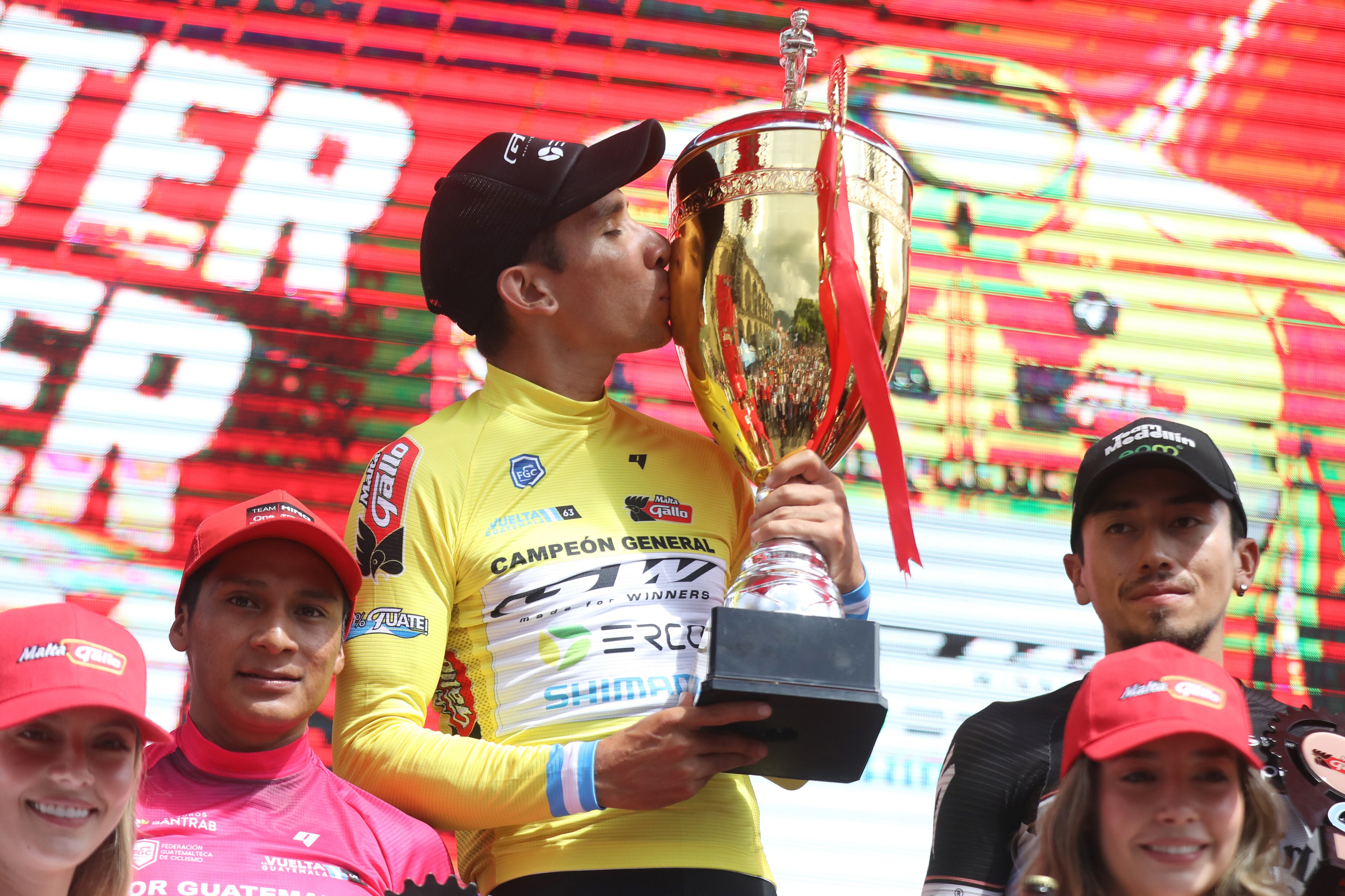 El colombiano Robinson López del equipo GW Erco Shimano celebra con el trofeo al ganar la edición número 63 de la Vuelta a Guatemala este domingo, en Antigua Guatemala (Guatemala). EFE/ Fernando Ruiz