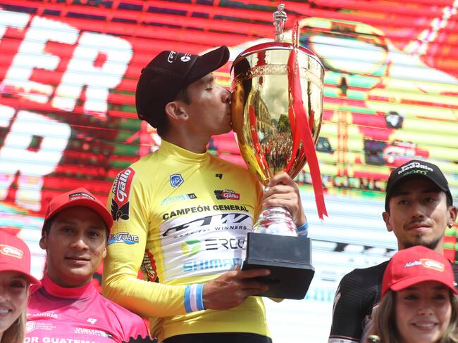 El colombiano Robinson López del equipo GW Erco Shimano celebra con el trofeo al ganar la edición número 63 de la Vuelta a Guatemala este domingo, en Antigua Guatemala (Guatemala). EFE/ Fernando Ruiz