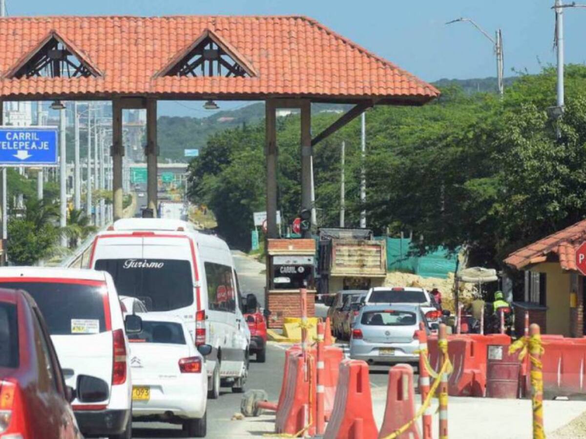Tres ciudadanos se encadenaron en el peaje Papiros en Puerto Colombia, Atlántico