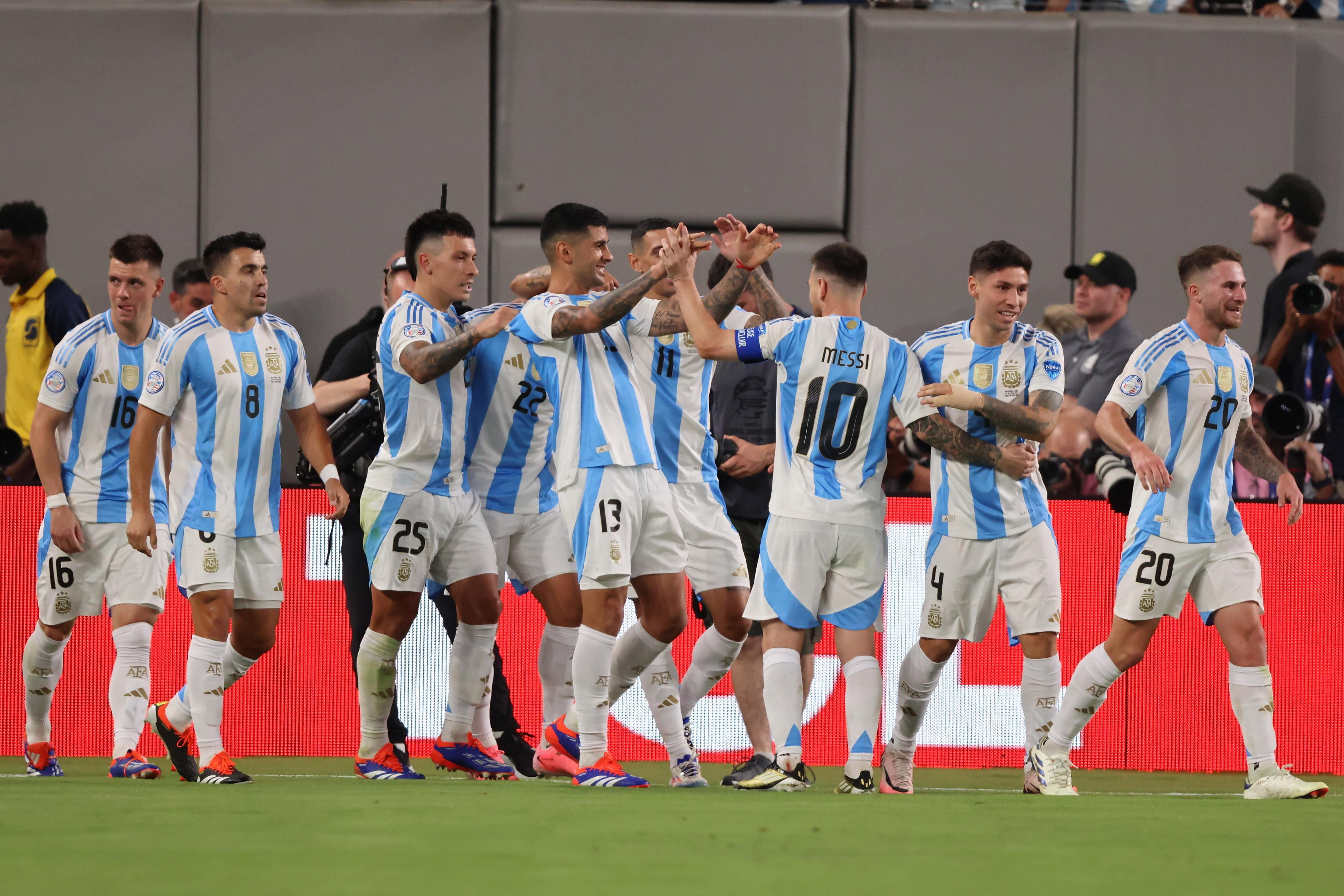 East Rutherford (United States), 25/06/2024.- The Argentina squad, including Argentina forward Lionel Messi (3-R), celebrate a goal during the second half of the CONMEBOL Copa America 2024 group A soccer match between Argentina and Chile, at MetLife Stadium in East Rutherford, New Jersey, USA, 25 June 2024. EFE/EPA/JUSTIN LANE