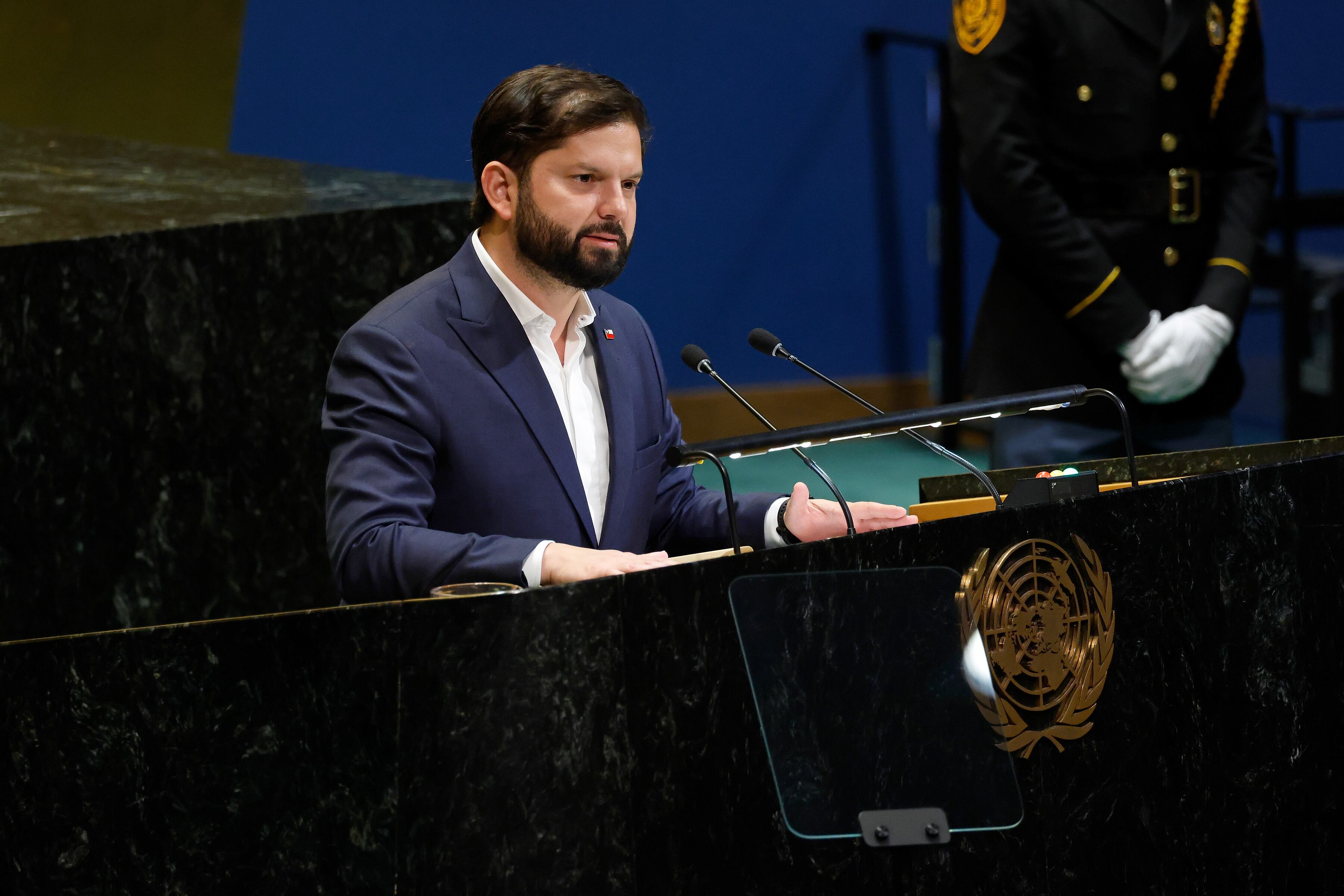 El presidente de Chile, Gabriel Boric, habla durante la 80.ª sesión de la Asamblea General de las Naciones Unidas en Nueva York. (Foto de Taylor Hill/Getty Images)