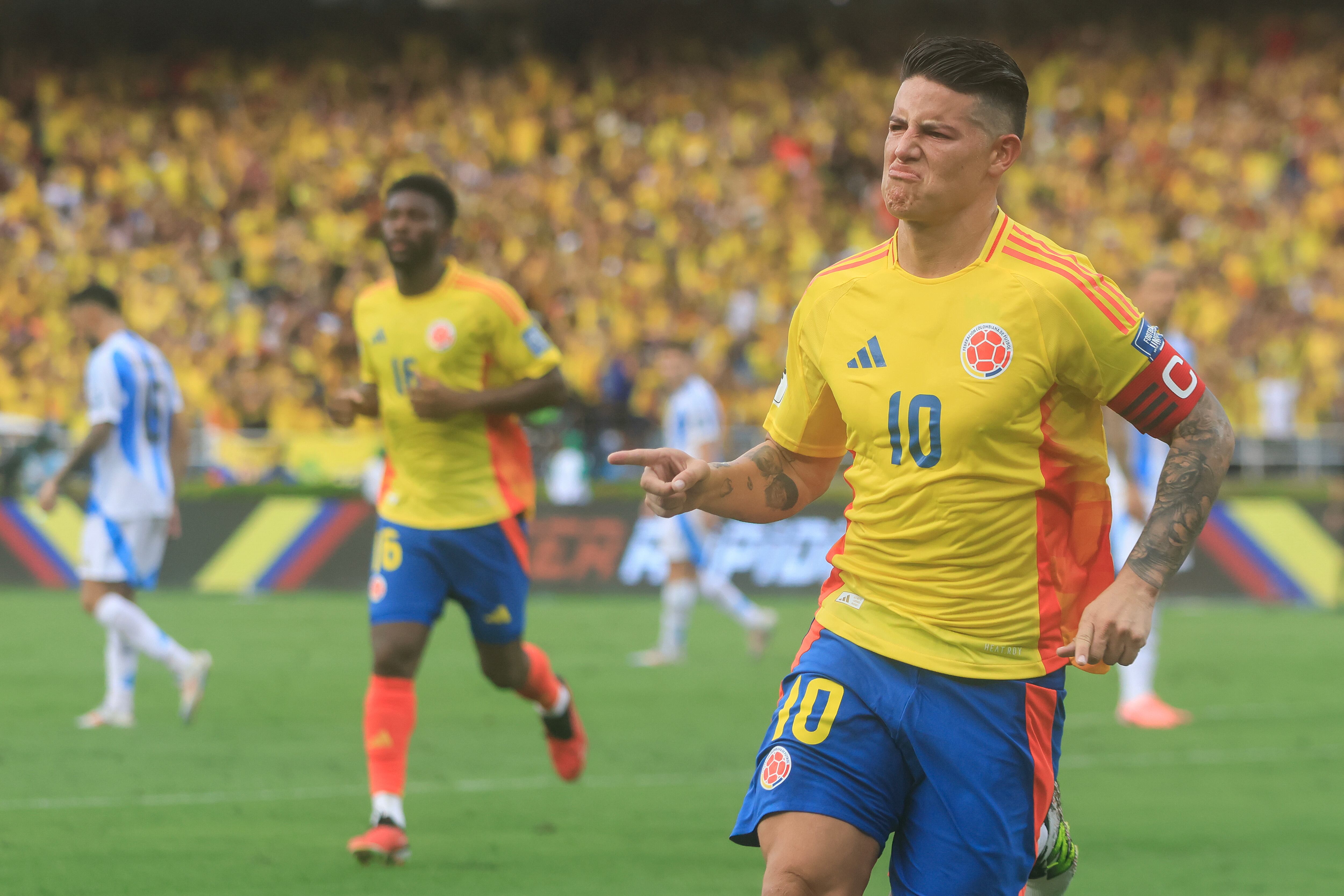 AMDEP6632. BARRANQUILLA (COLOMBIA), 10/09/2024.- James Rodríguez de Colombia celebra un gol este martes, en un partido de las eliminatorias sudamericanas para el Mundial de 2026 entre Colombia y Argentina en el estadio Metropolitano en Barranquilla (Colombia). EFE/ Ricardo Maldonado Rozo