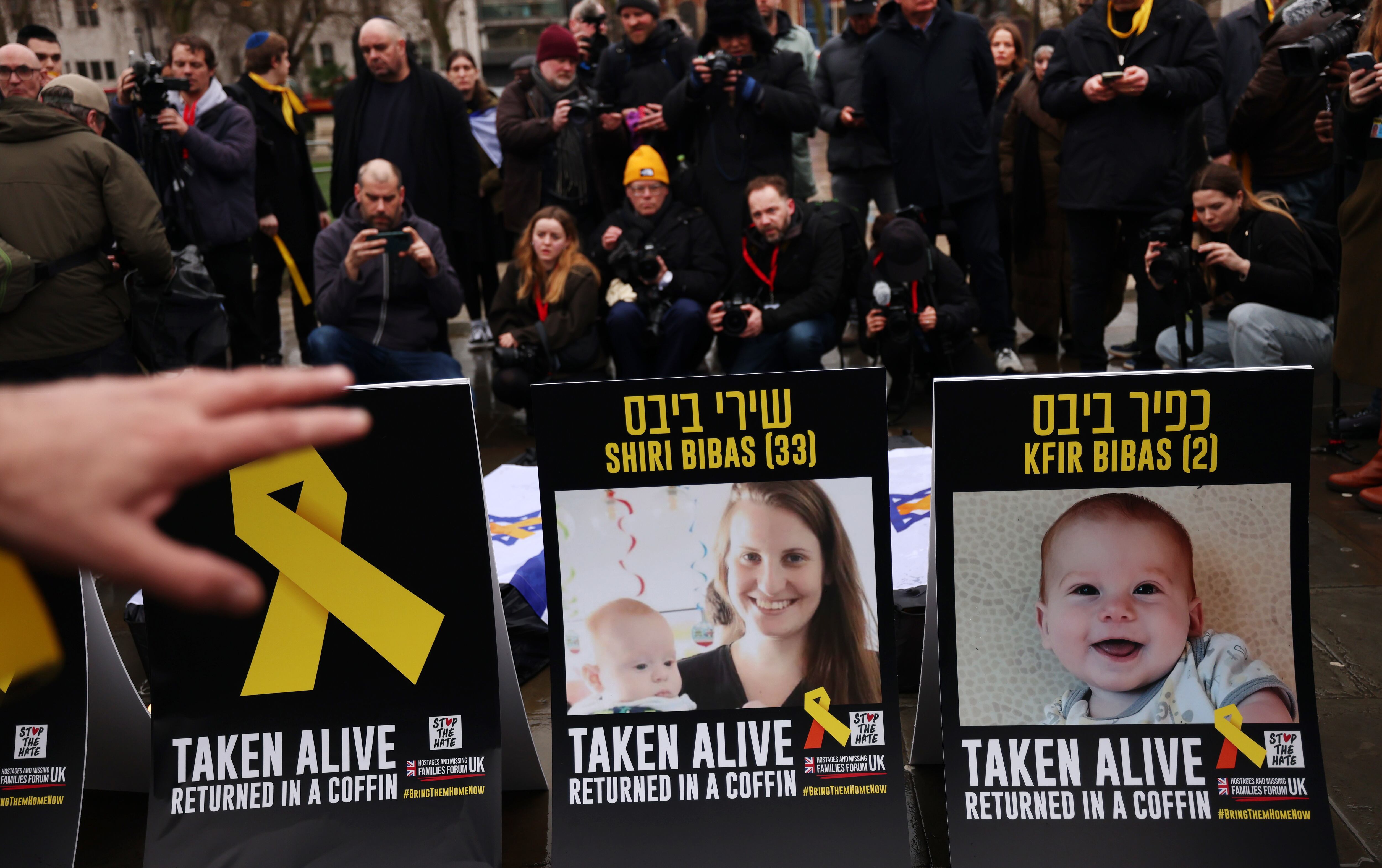 LONDRES (Reino Unido), 20/02/2025.- Se muestran fotografías de los rehenes israelíes Shiri y Kfir Bibas durante una vigilia en señal de duelo por los rehenes israelíes muertos devueltos por Hamás.