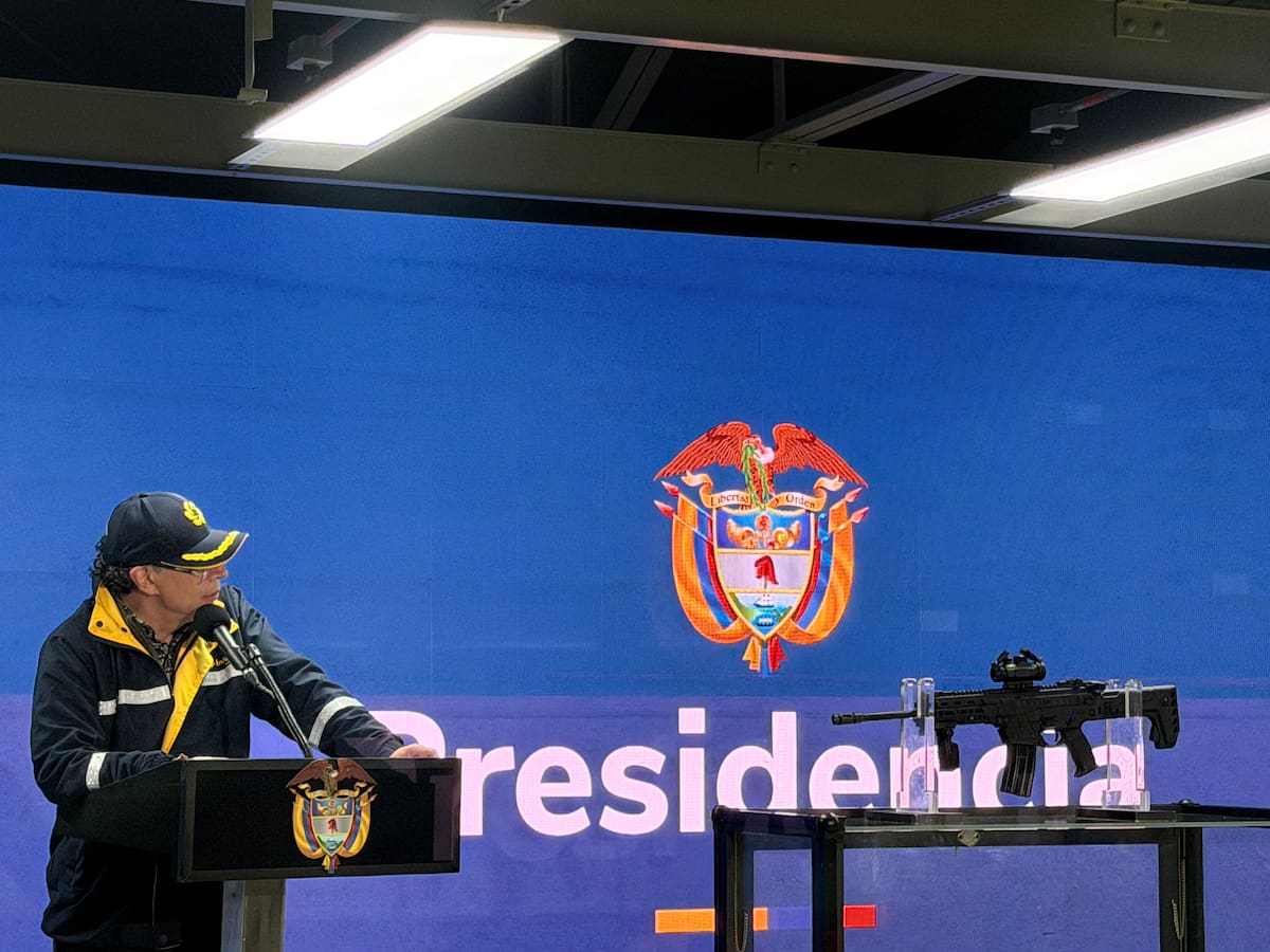 Petro presentó oficialmente el fusil Jaguar tras llegar con seis horas de retraso al evento
