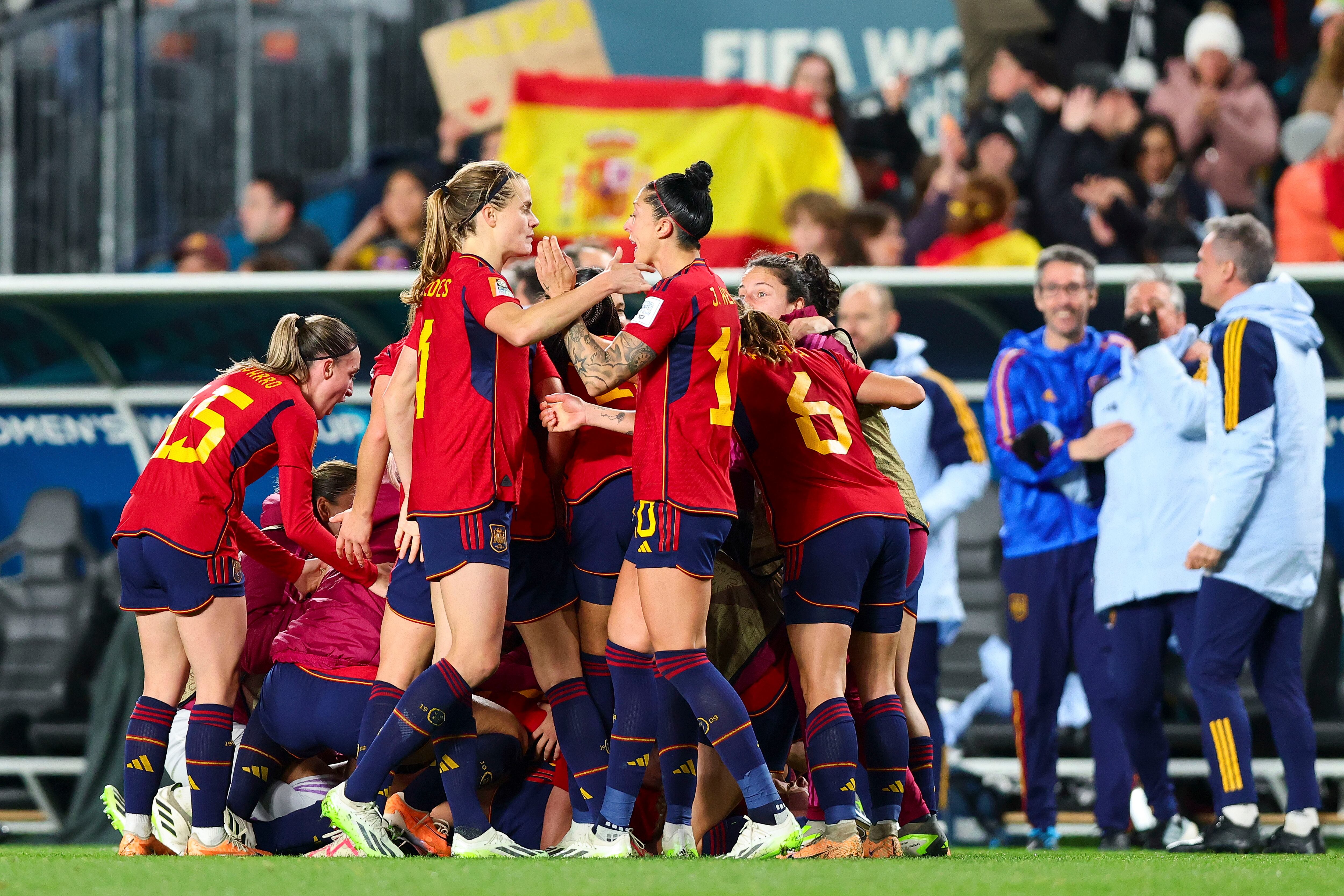 AUCKLAND (NUEVA ZELANDA), 15/08/2023.- La jugadora española Olga Carmona (no aparece) celebra con el equipo tras marcarle un gol a Suecia durante la semifinal del Mundial femenino de fútbol disputado entre España y Suecia este martes en Auckland (Nueva Zelanda). Foto: EFE/Aaron Gillions