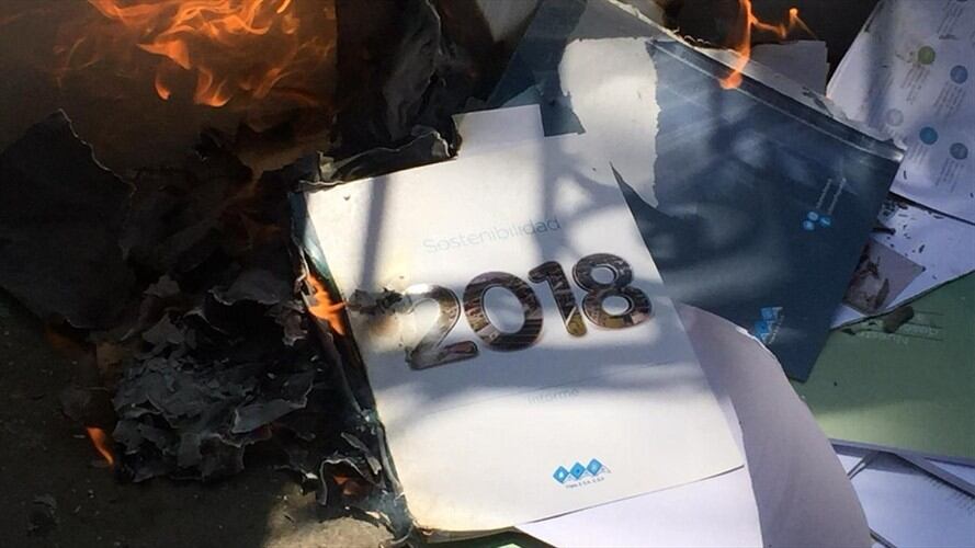 El informe de sostenibilidad, que contenía detalles financieros, fue quemado por los accionistas minoritarios. Foto: Silvana Salas.