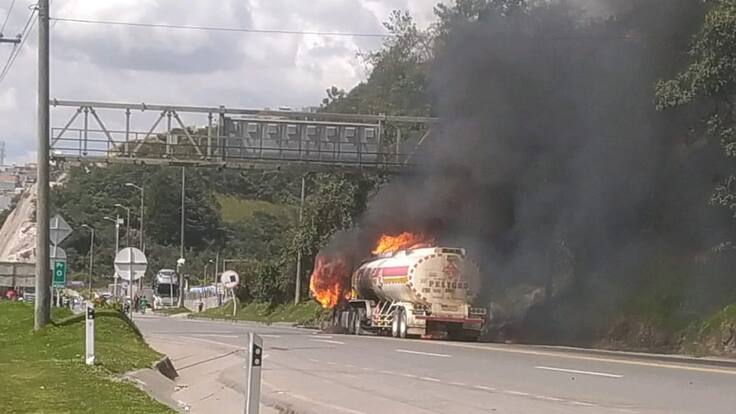 Tras varias horas de cierre se restableció la movilidad en la vía Bogotá – Villavicencio