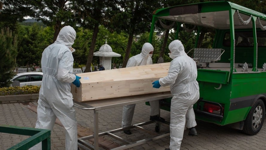Ricardo Pareja denuncia que su padre ingresó a una Clínica en Barranquilla, sin síntomas de coronavirus. Cuando falleció fue cremado sin autorización.. Foto: Getty Images