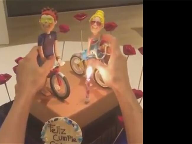 La tarta con la que Shakira ha felicitado el cumpleaños a Carlos Vives (c) Twitter. Foto: Bang Media