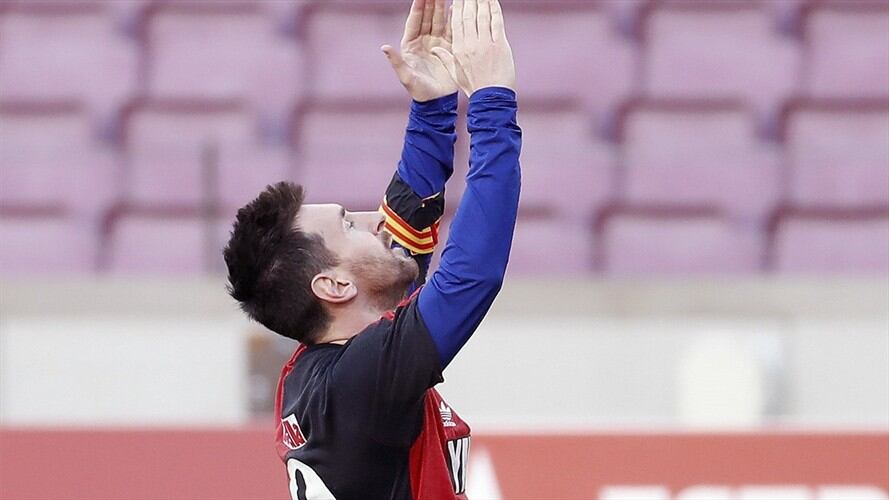 Lionel Messi celebró su gol, el cuarto de su equipo, vistiendo la camiseta del equipo argentino del Newell's Old Boys, en homenaje a Diego Armando Maradona. Foto: Agencia EFE
