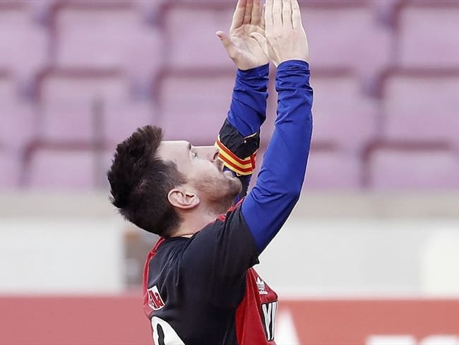 Lionel Messi celebró su gol, el cuarto de su equipo, vistiendo la camiseta del equipo argentino del Newell's Old Boys, en homenaje a Diego Armando Maradona. Foto: Agencia EFE