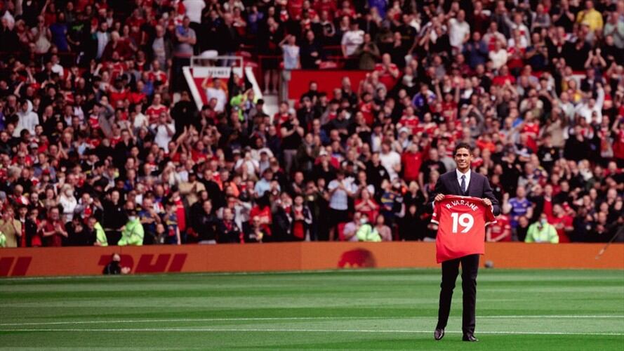 Presentación de Raphael Varane en Old Trafford. Foto: Getty Images