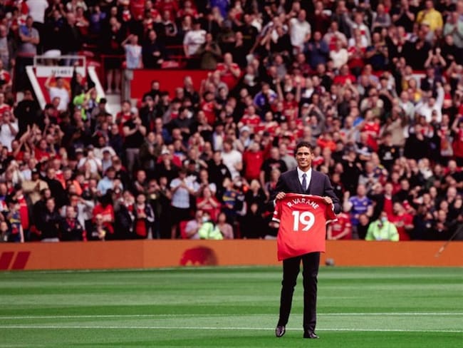Presentación de Raphael Varane en Old Trafford. Foto: Getty Images