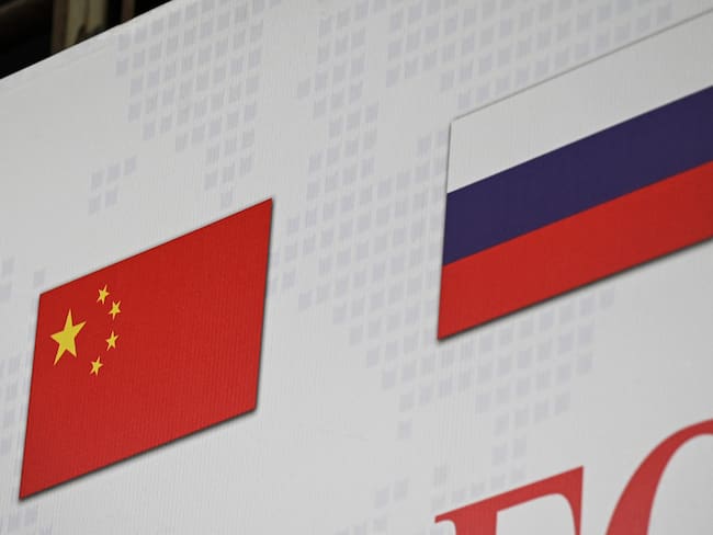 Imagen de referencia de las banderas de China y Rusia. (Photo by Jade GAO / AFP) (Photo by JADE GAO/AFP via Getty Images)