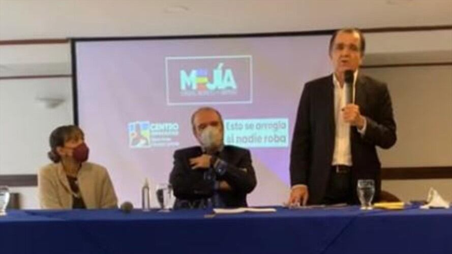 El senador Carlos Felipe Mejía anunció su decisión de declinar su precandidatura presidencial para apoyar al exministro Óscar Iván Zuluaga. Foto: Proporcionada por Kamila Correa