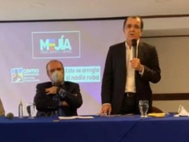 El senador Carlos Felipe Mejía anunció su decisión de declinar su precandidatura presidencial para apoyar al exministro Óscar Iván Zuluaga. Foto: Proporcionada por Kamila Correa
