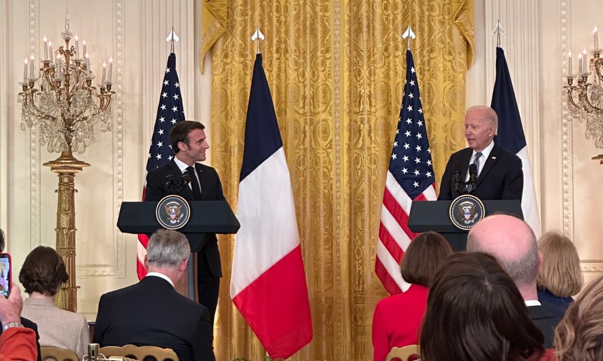 Joe Biden y Emmanuel Macron. Foto: Yari Adrian
