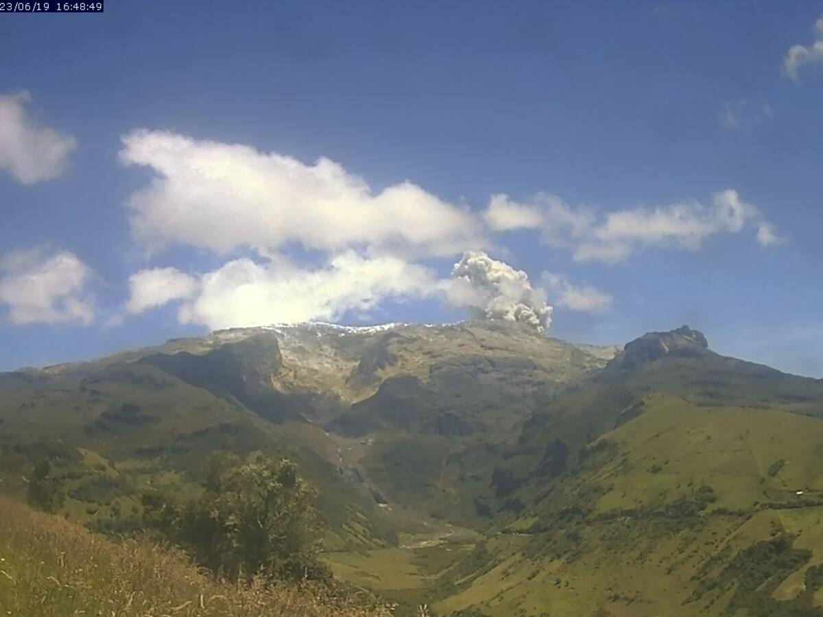 Aumentan emisiones de ceniza en el volcán Nevado del Ruiz