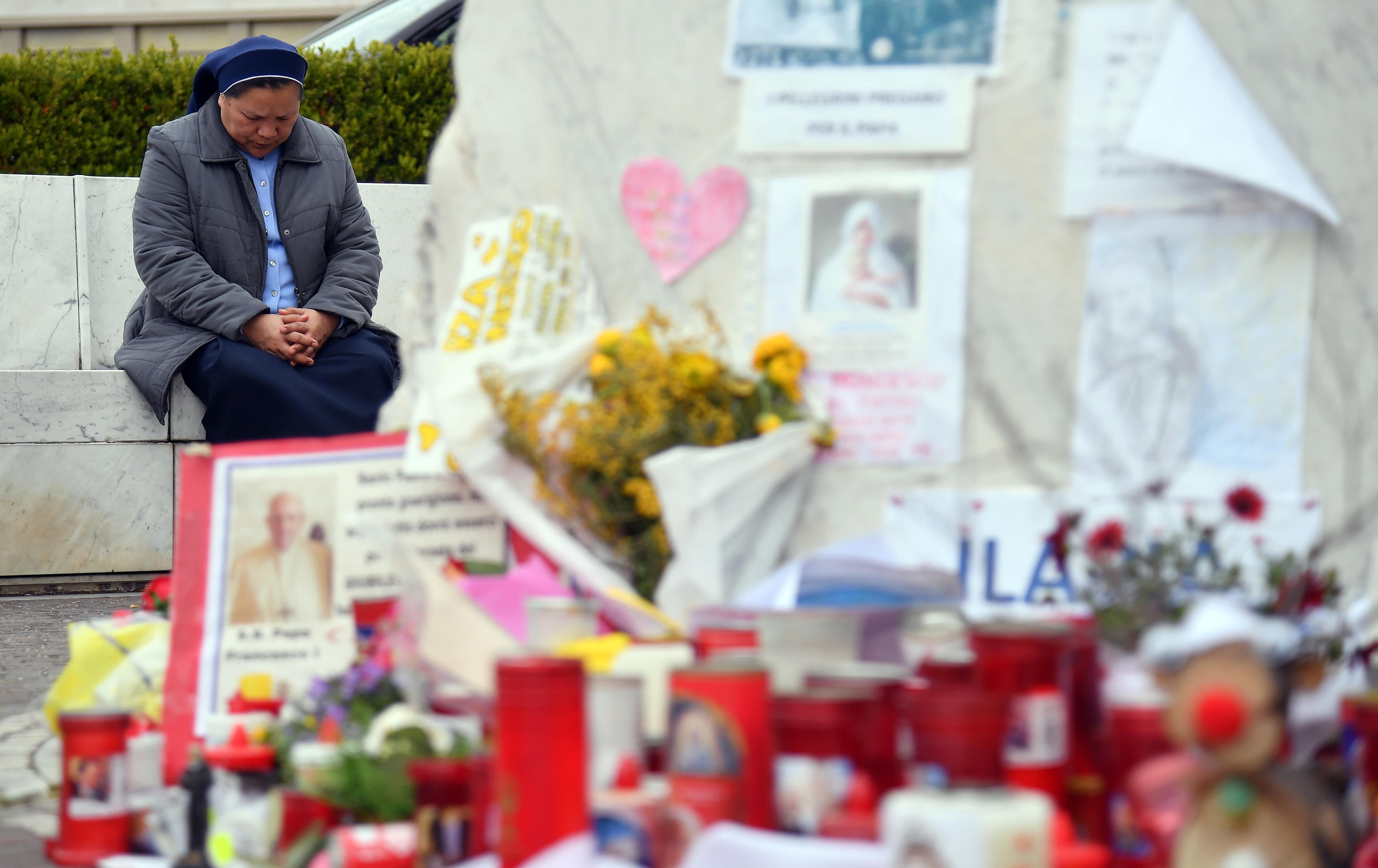Roma (Italia), 09/03/2025.- Una monja reza en el exterior del Hospital Gemelli, donde está hospitalizado el papa Francisco.