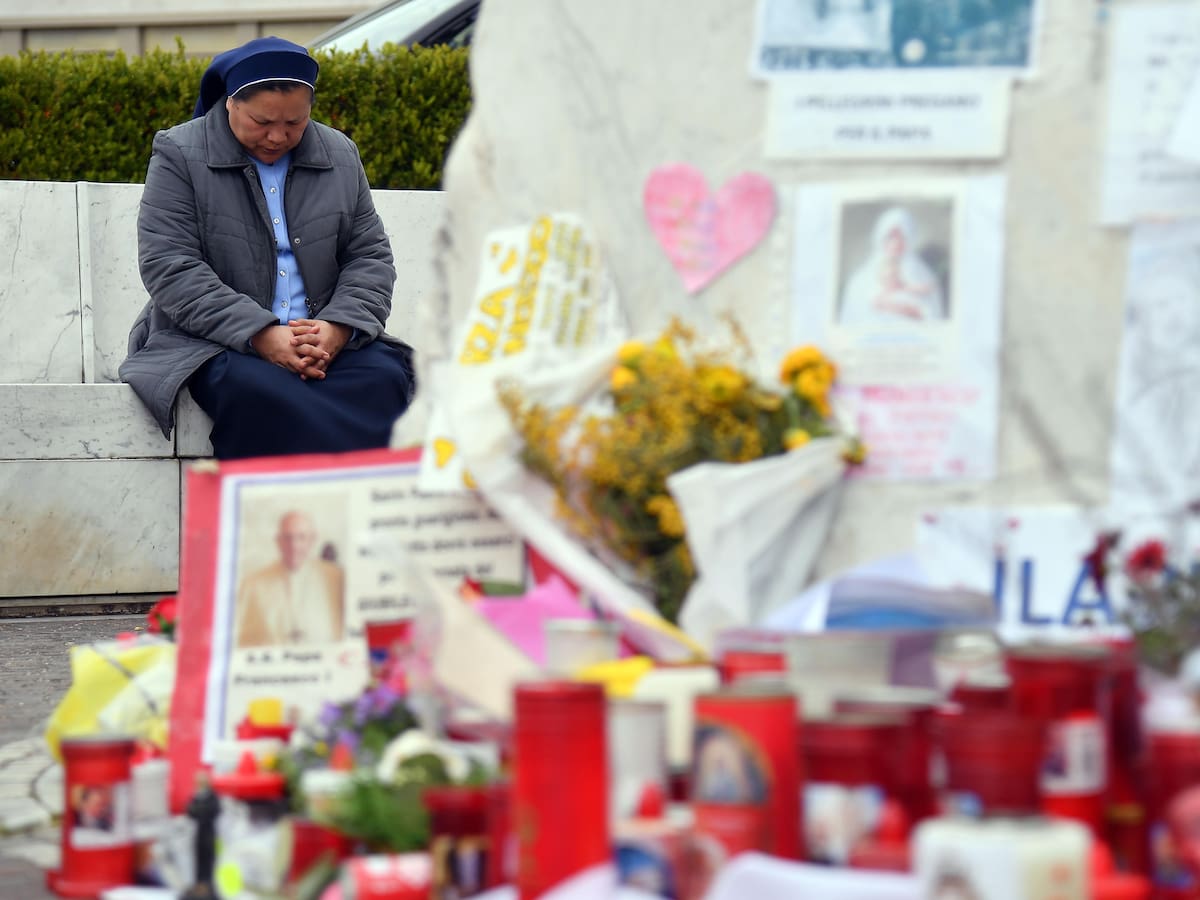 El papa Francisco pasó otra “noche tranquila”, y se espera un nuevo parte tras 25 días hospitalizado