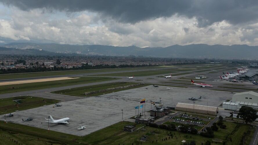 Por esa pista del aeropuerto El Dorado se tenían planificadas 20 operaciones aéreas para el día. Foto: Colprensa