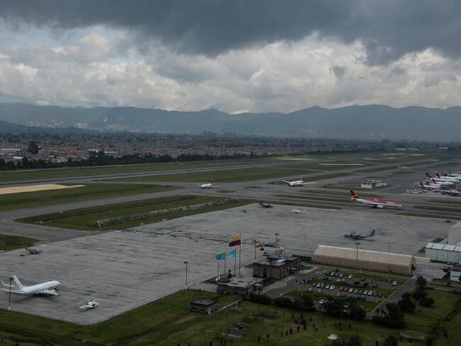 Por esa pista del aeropuerto El Dorado se tenían planificadas 20 operaciones aéreas para el día. Foto: Colprensa